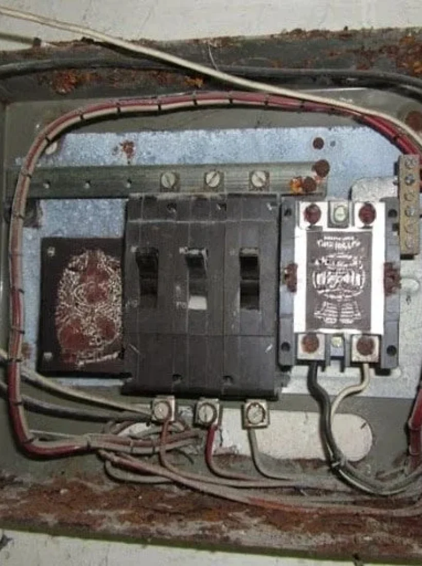 Proceso de renovación completa de instalación eléctrica, mostrando la sustitución de cableado obsoleto por nuevos sistemas que cumplen normativa vigente.