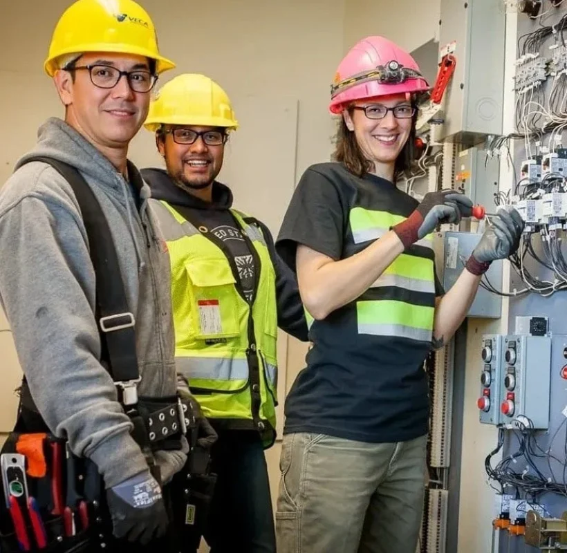 Ejemplo de instalación residencial de placas solares fotovoltaicas que permite sistemas de autoconsumo con y sin vertido de excedentes, optimizando el aprovechamiento energético del hogar mediante tecnología renovable avanzada.