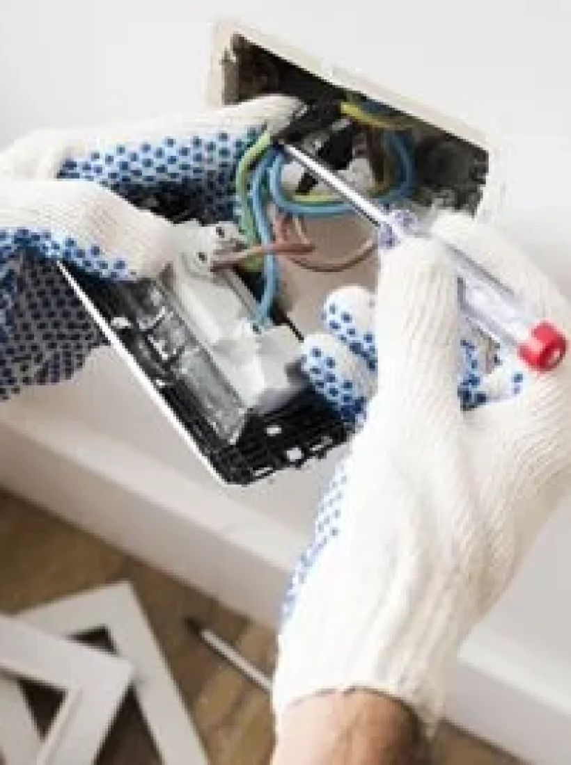 Proceso de renovación completa de instalación eléctrica, mostrando la sustitución de cableado obsoleto por nuevos sistemas que cumplen normativa vigente.