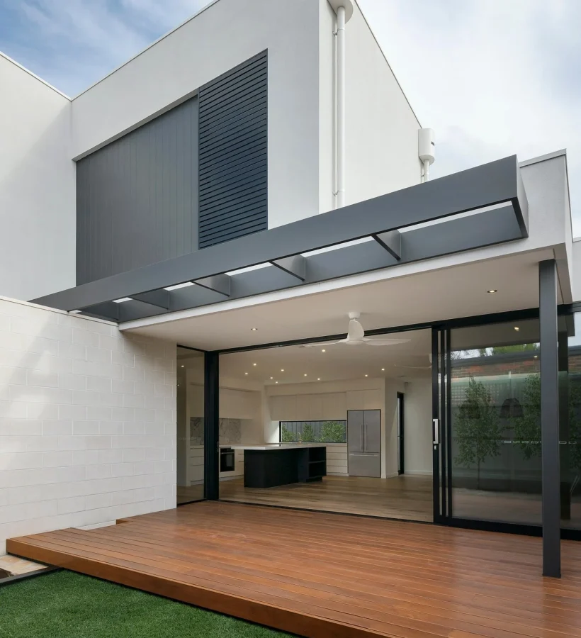 Esta foto gratis muestra un banner de electricidad con cables chispeantes, perfecto para promocionar servicios de electricista en torrevieja. Una imagen profesional y atractiva para electricistas torrevieja que busquen material gratuito de alta calidad. Ideal para páginas web, redes sociales o folletos de electricidad local.