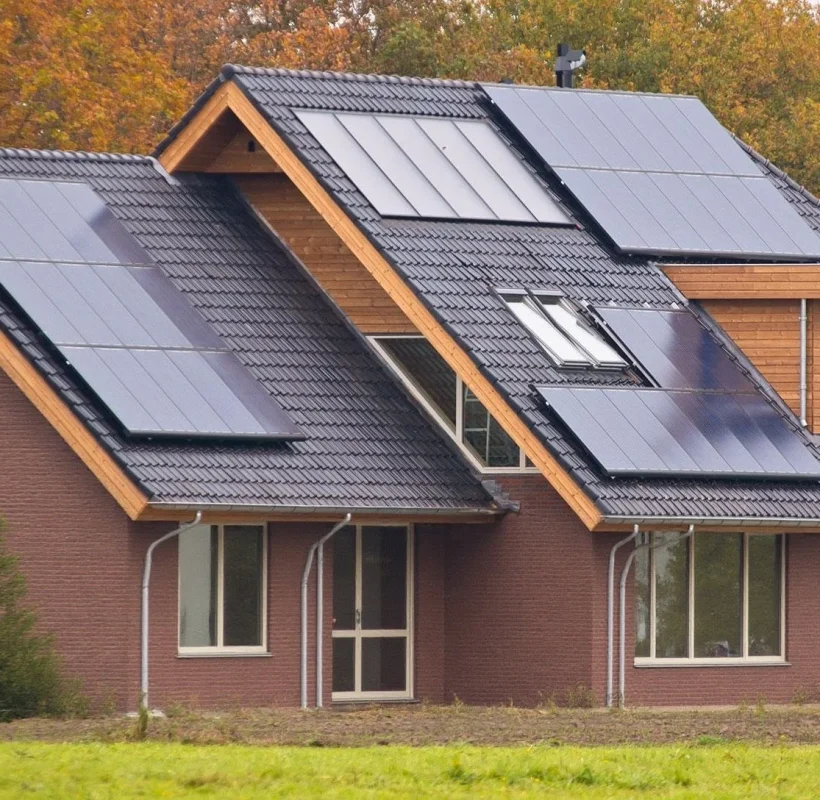 Ejemplo de instalación residencial de placas solares fotovoltaicas que permite sistemas de autoconsumo con y sin vertido de excedentes, optimizando el aprovechamiento energético del hogar mediante tecnología renovable avanzada.