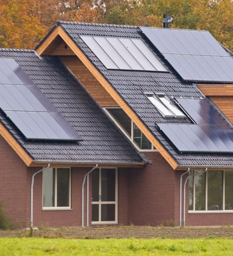 Ejemplo de instalación residencial de placas solares fotovoltaicas que permite sistemas de autoconsumo con y sin vertido de excedentes, optimizando el aprovechamiento energético del hogar mediante tecnología renovable avanzada.