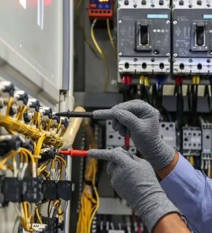 tecnico-electricista-instalacion-cuadro-electrico-industrial (1)