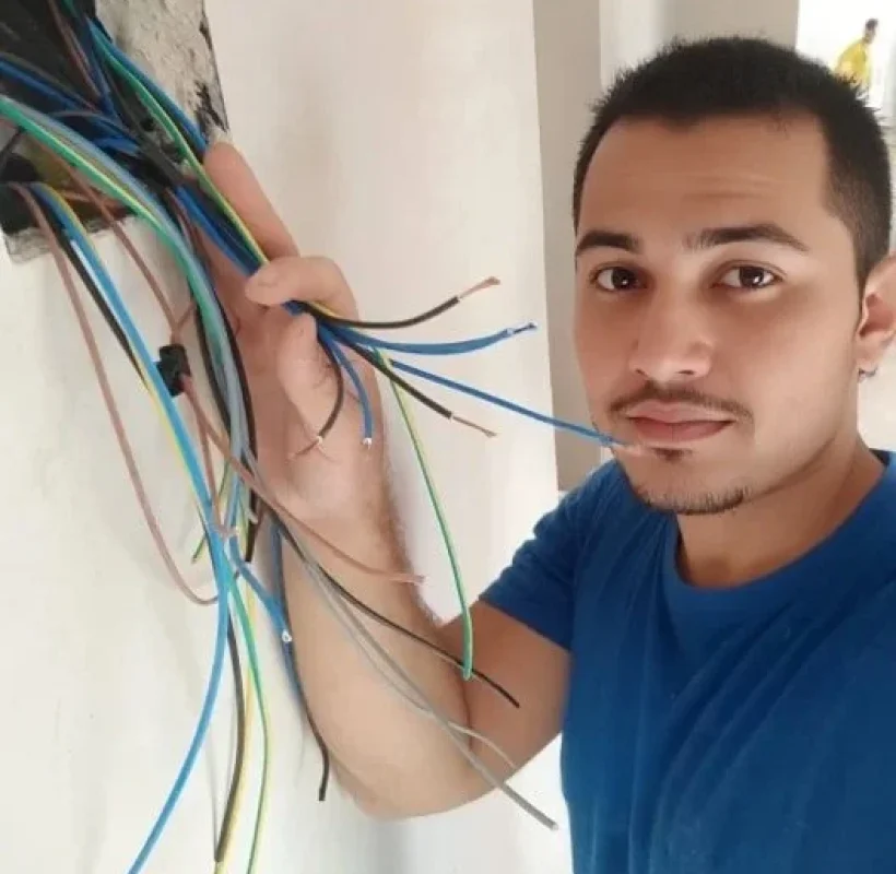 Mantenimiento eléctrico preventivo: revisión periódica de diferenciadores, magnetotérmicos y estado del cableado para prevenir fallos eléctricos inesperados y cortocircuitos en instalaciones industriales.